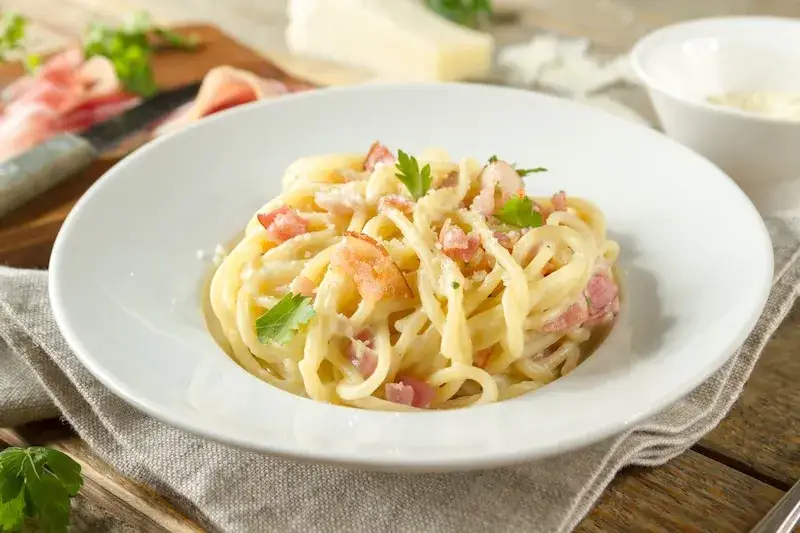 Przepisy na spaghetti carbonara, które zachwycą Twoich gości