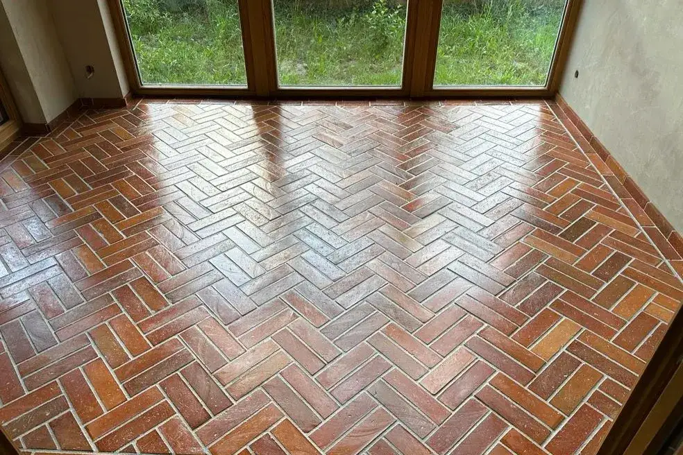 Jak wykonać podłogę z cegły, by uniknąć najczęstszych błędów?