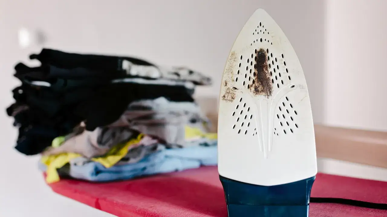 Jak wyczyścić przypalone żelazko domowym sposobem bez wysiłku