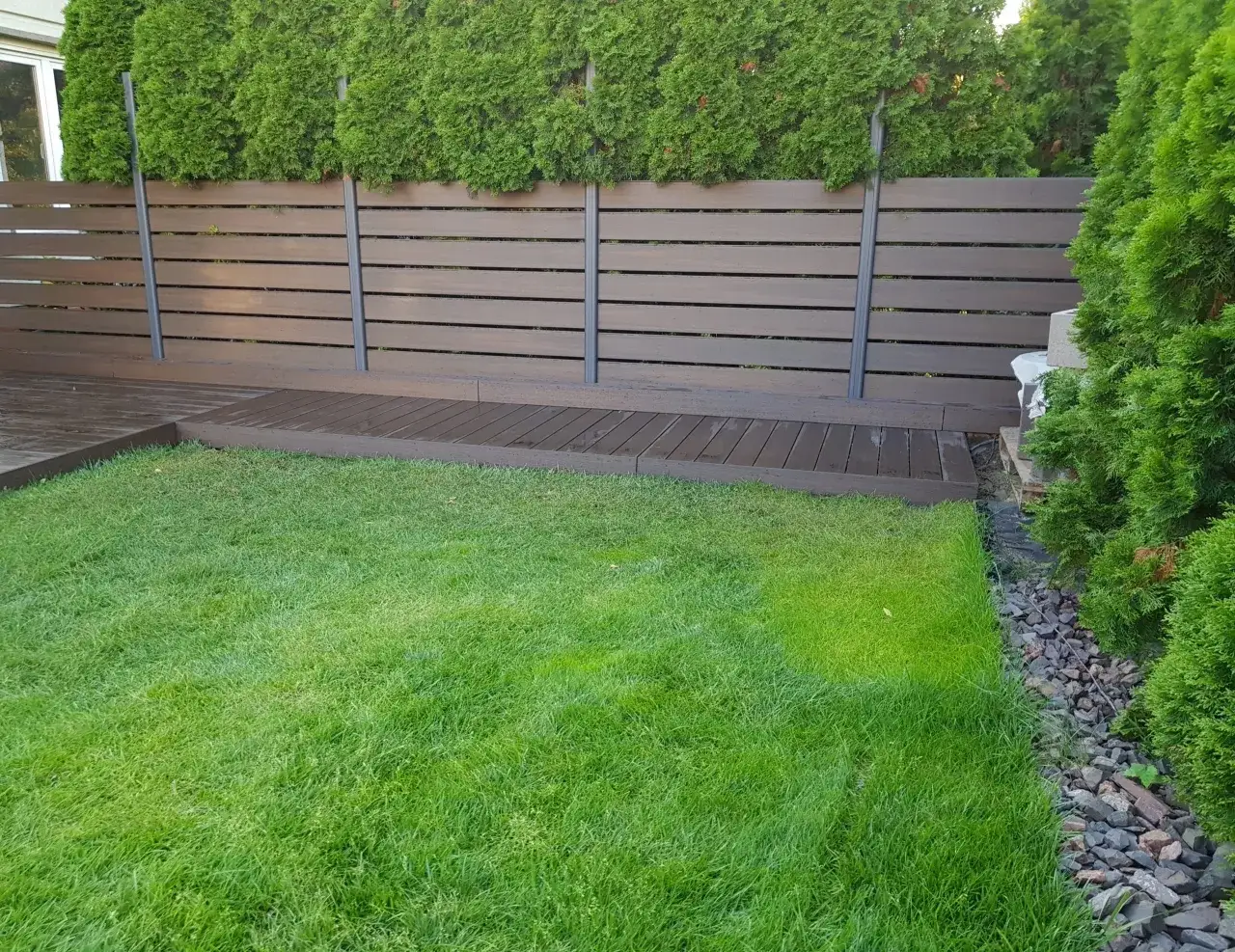 Jak zbudować trwały płot z desek tarasowych: kompletny poradnik