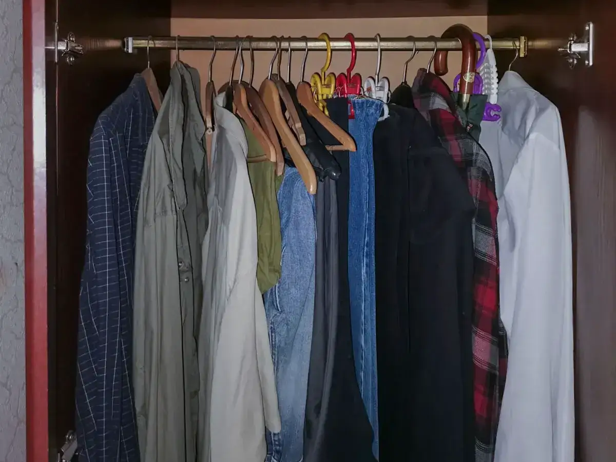 Co zrobić z ubraniami zmarłego? Praktyczne porady i wsparcie emocjonalne