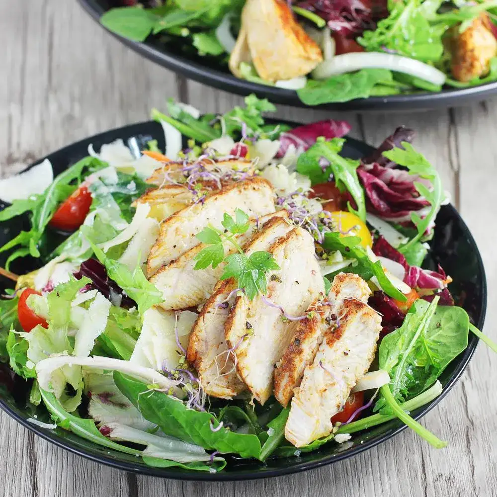 Pyszna sałatka z kurczakiem: łatwy przepis, który zachwyci każdego