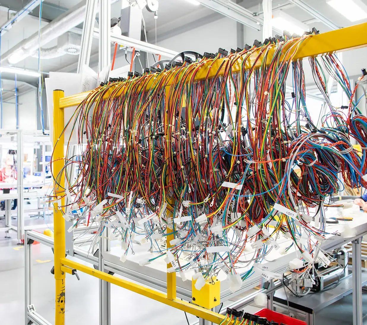 Montaż wiązek elektrycznych krok po kroku: poznaj najważniejsze etapy