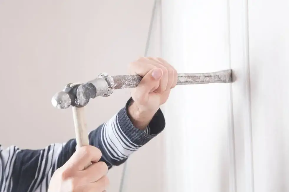 Jak skuć tynk: 8 kroków do skutecznego usunięcia ze ściany