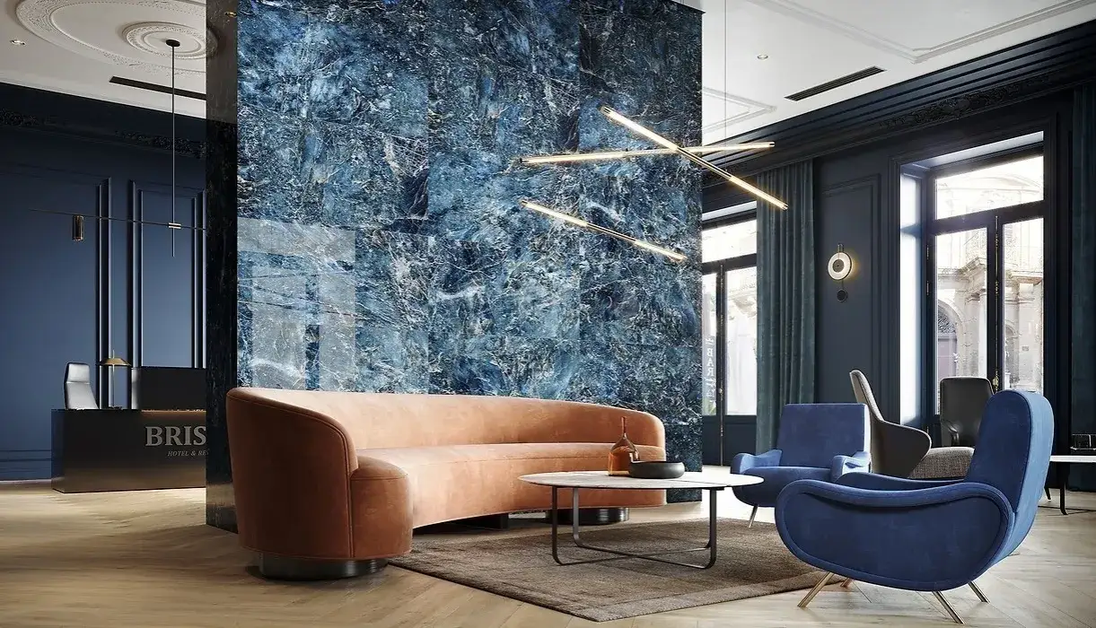 Czym łączyć granatową ścianę w salonie, aby stworzyć wyjątkowy styl?