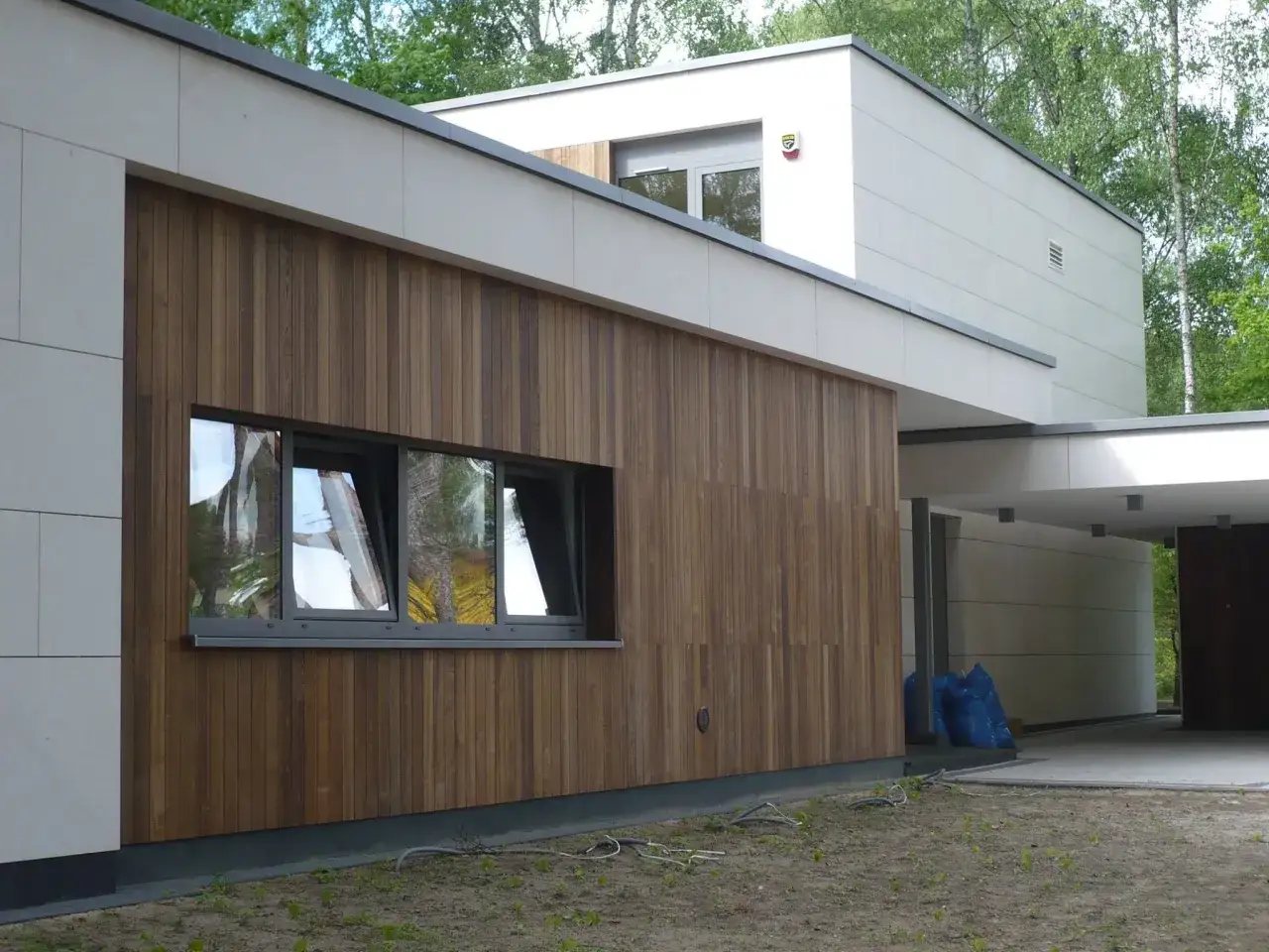 Jak wykonać elewację drewnianą pionową: prosty poradnik