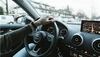 Jak prawidłowo cofać samochodem ze sprzęgłem? Proste wskazówki dla początkujących