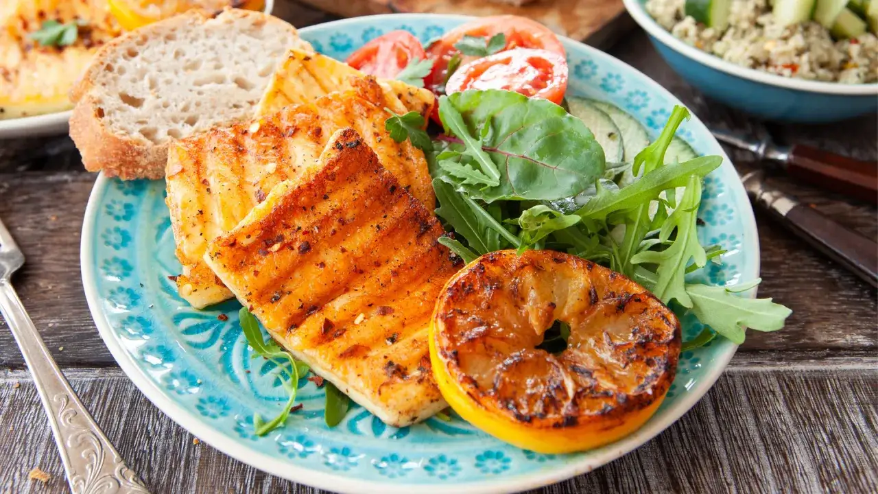 Was ist Halloumi Grillkäse? Eigenschaften, Herkunft und Zubereitung