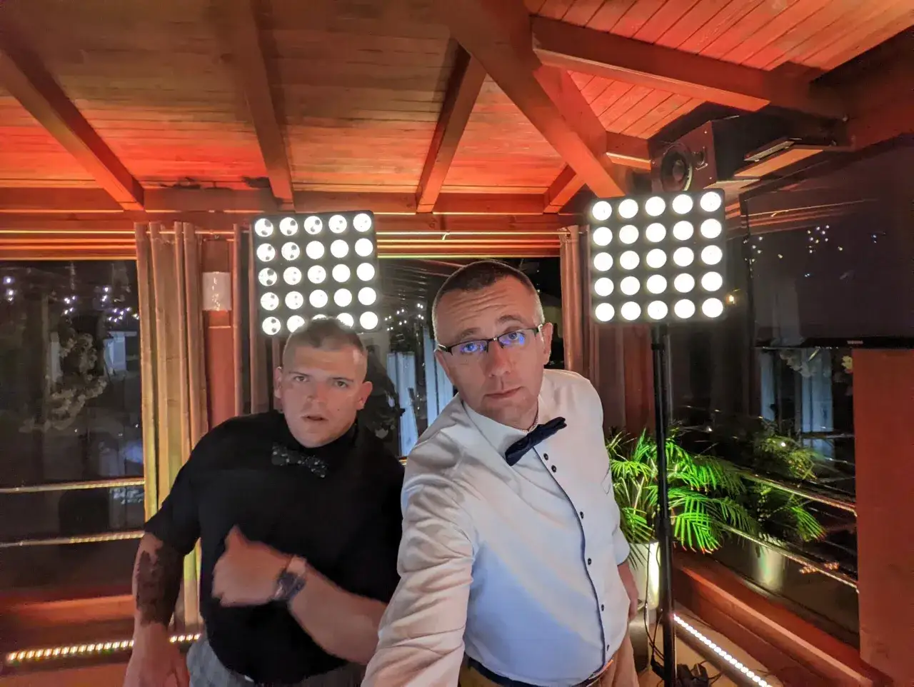 Ile kosztuje DJ na studniówkę? Poznaj ceny i czynniki wpływające na wybór