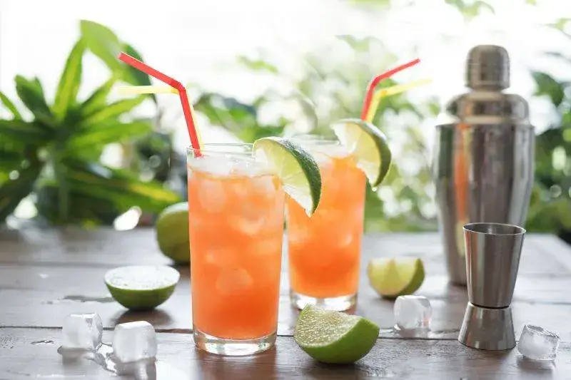 Pyszne drinki ze spritem, które zachwycą Twoich gości latem