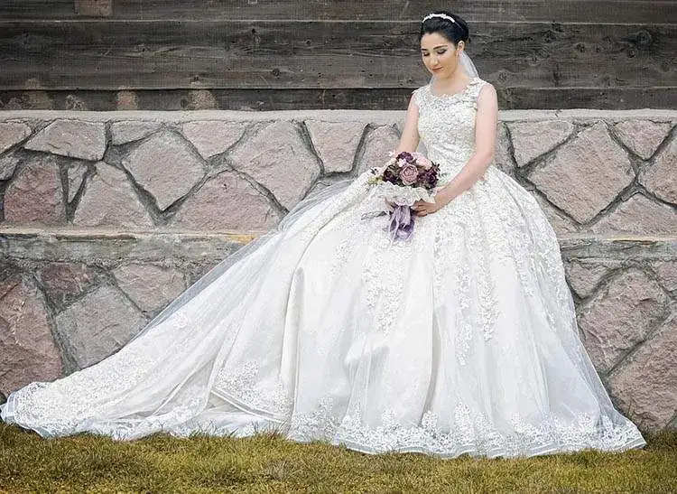 Czy za przymiarkę sukni ślubnej się płaci? Sprawdź, co musisz wiedzieć