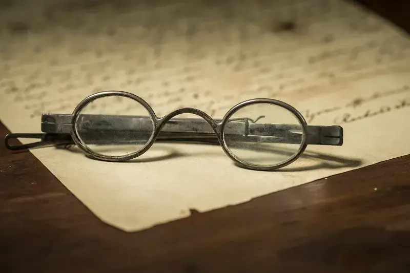 Gdzie wynaleziono okulary? Zaskakujące fakty o ich historii