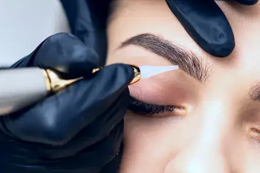 Na czym polega makijaż permanentny brwi i jakie ma zalety?
