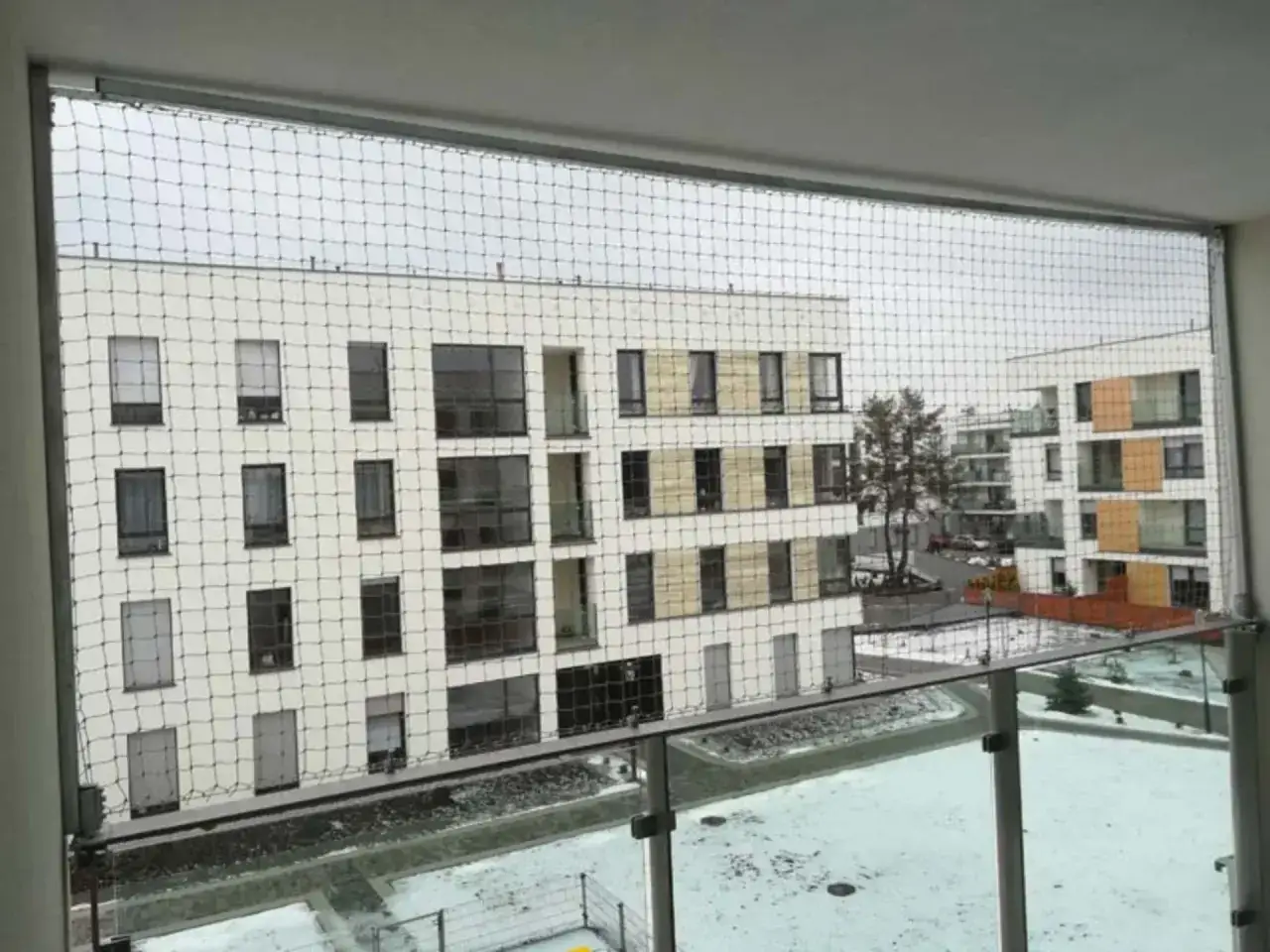 Czy montaż siatki na balkonie wymaga zgody wspólnoty? Sprawdź zasady