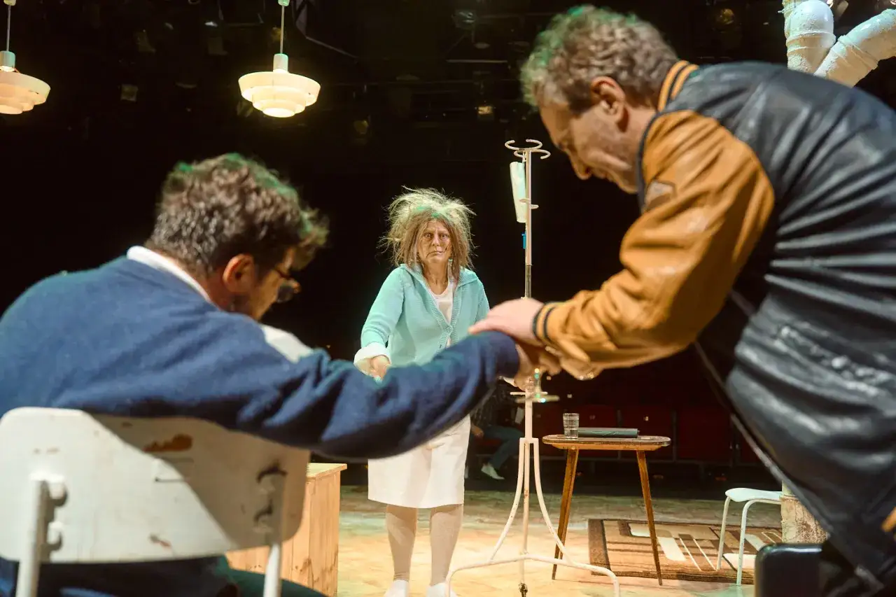 Spektakl pół na pół: czarny humor i dramat rodzinny w jednym