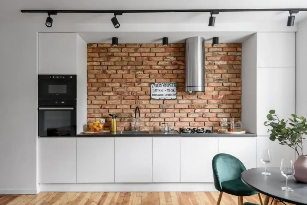Rewolucyjne pomysły na ścianę w kuchni bez górnych szafek. Praktyczne i stylowe rozwiązania