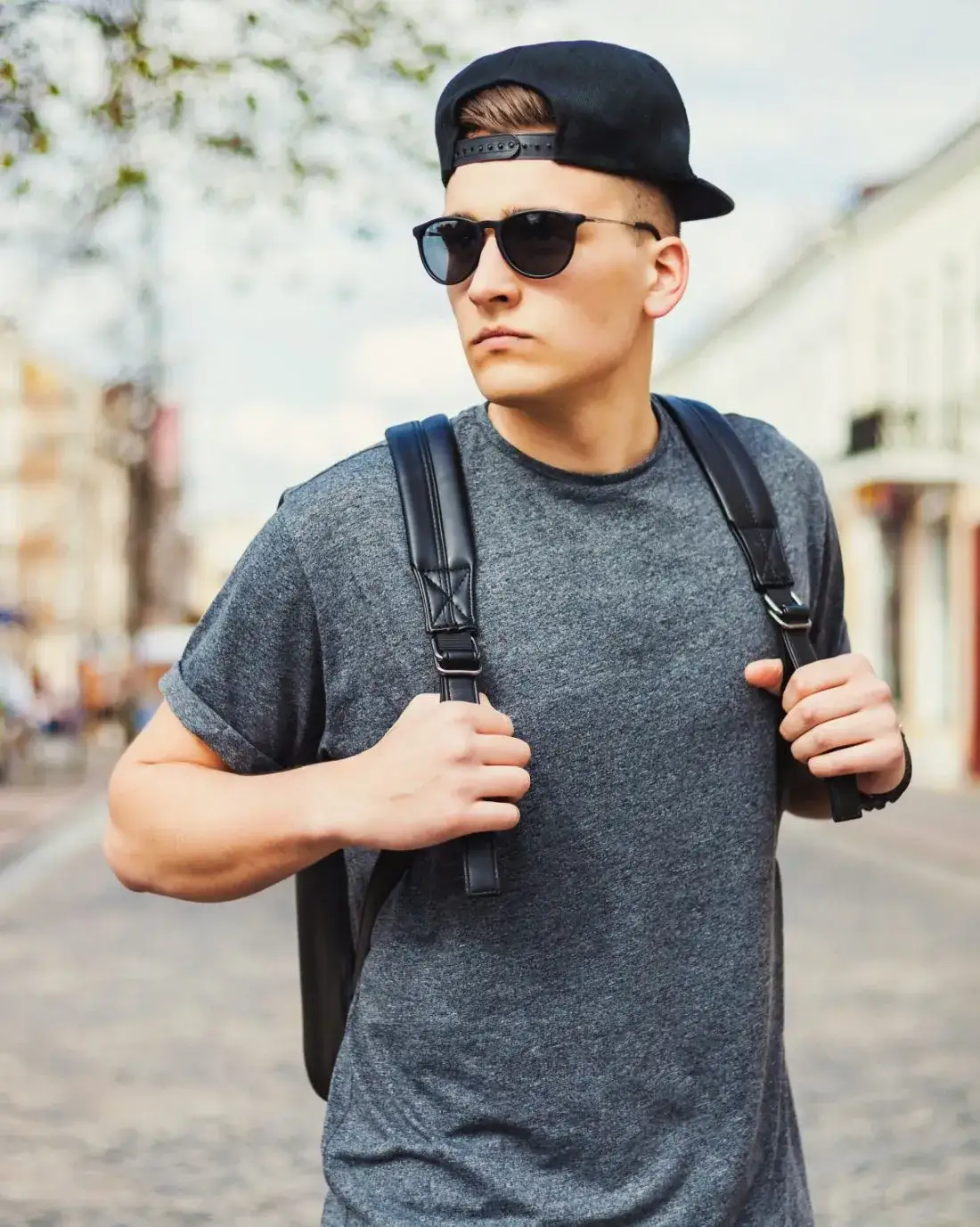 Jak nosić czapki stylowo i uniknąć modowych wpadek – porady i inspiracje