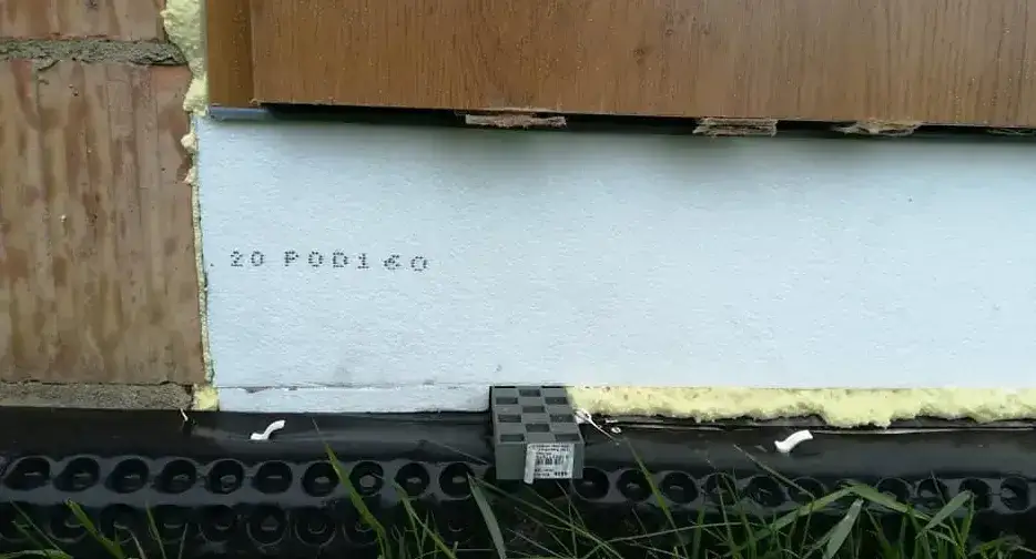 Kiedy wyciągać kliny po montażu okien? Kompletne zasady i porady