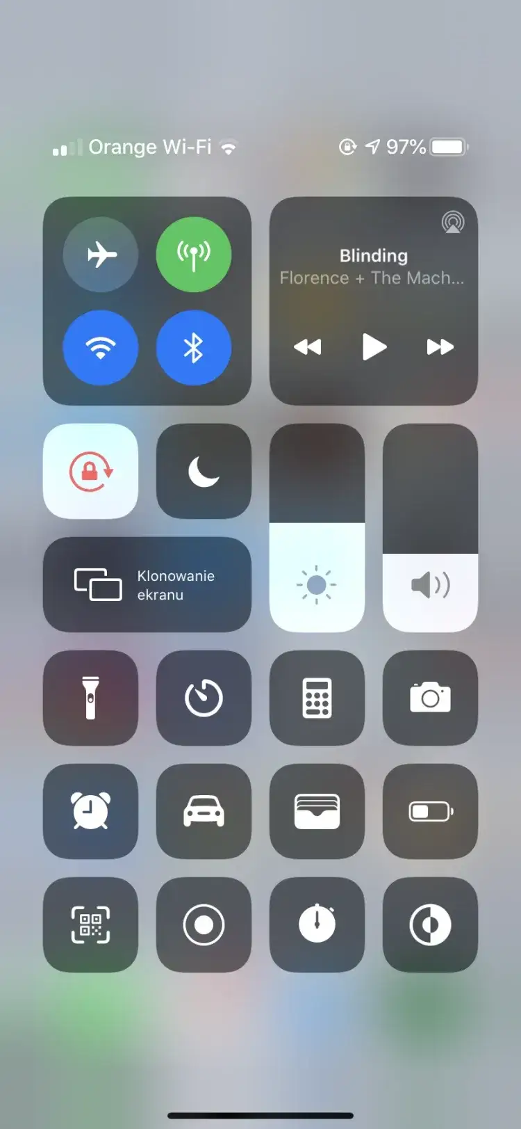 Jak łatwo udostępnić ekran iPhone na telewizor – proste metody i rozwiązania problemów