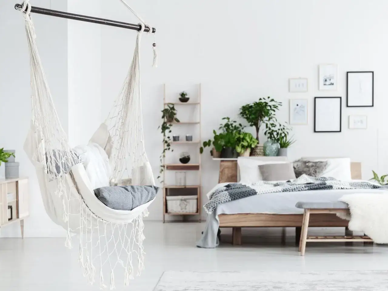 Jak zamontować krzesło brazylijskie do sufitu bez błędów i zagrożeń