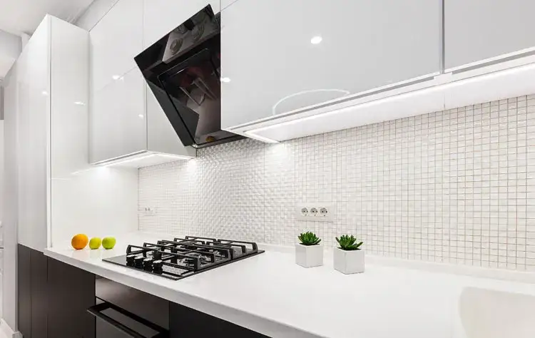 Kuchnia biała matowa czy połysk – co wybrać dla idealnego wnętrza?