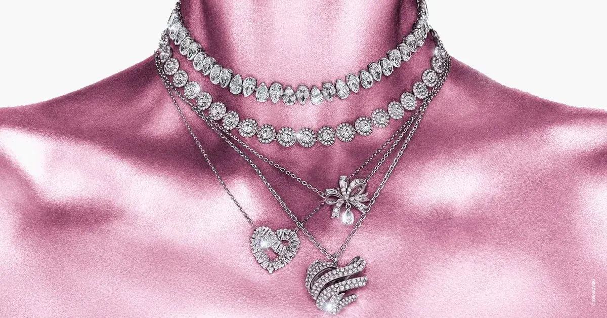 Jaka biżuteria do sukni ecru, aby uniknąć modowych faux pas?