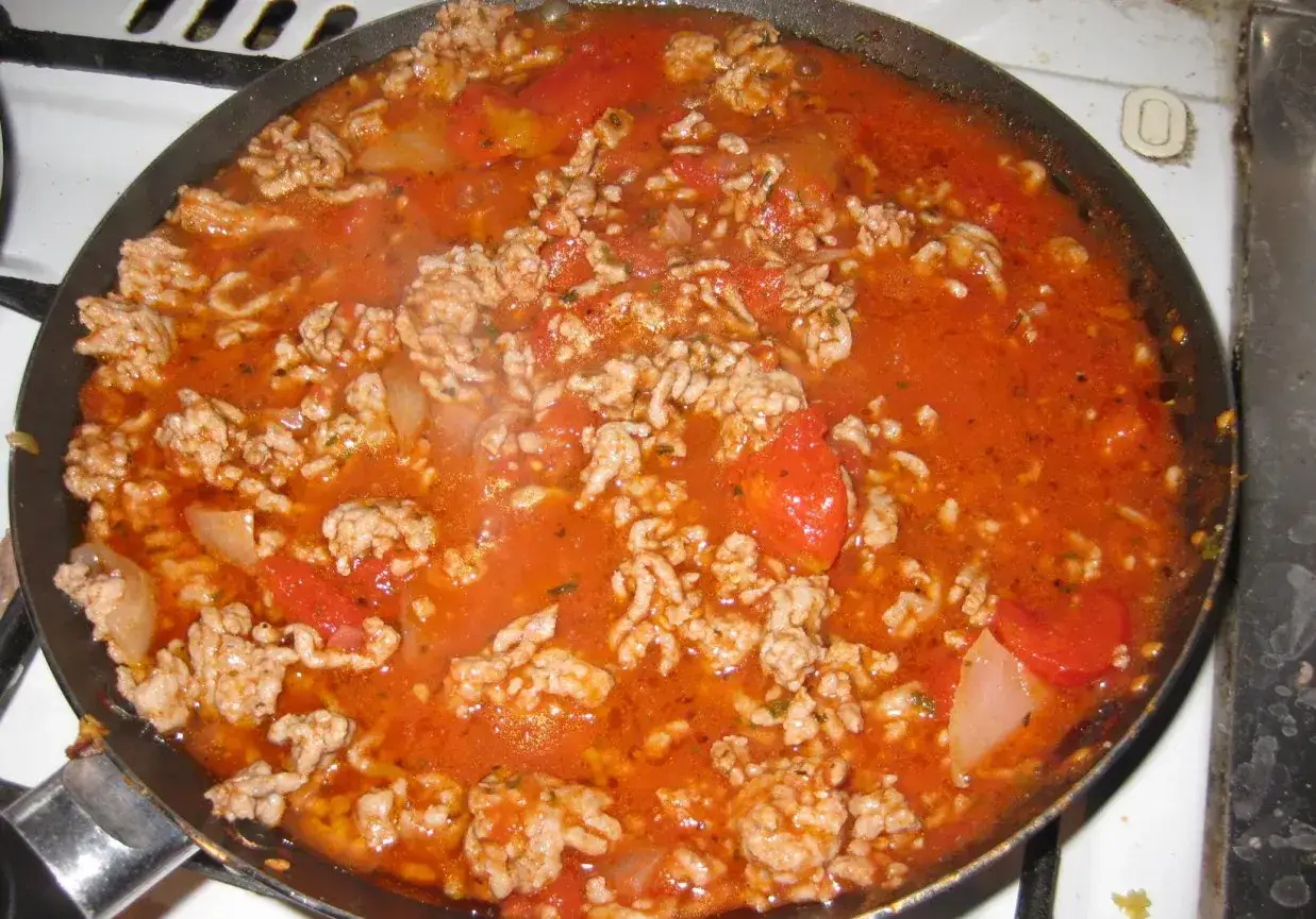 Szybki i smaczny sos do spaghetti z pomidorami z puszki, który zachwyci