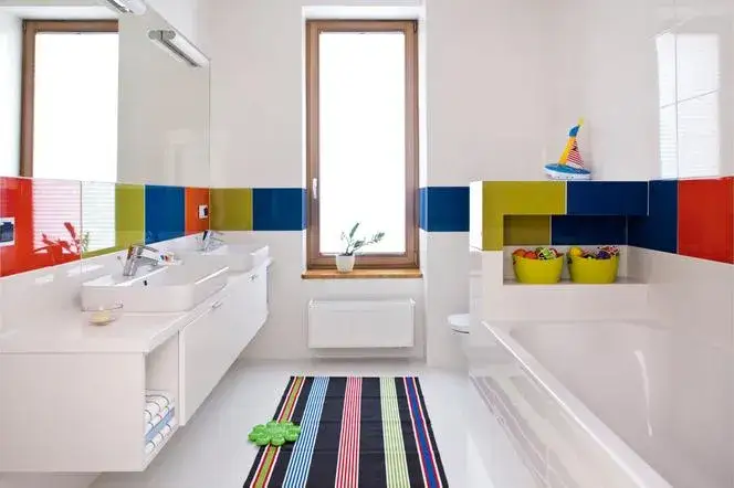 Jak wykończyć okno w łazience: 7 praktycznych sposobów