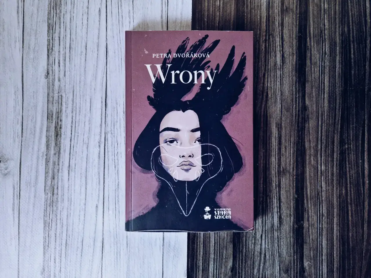 Wrony książka o czym jest: dramatyczna opowieść o rodzinnych tragediach