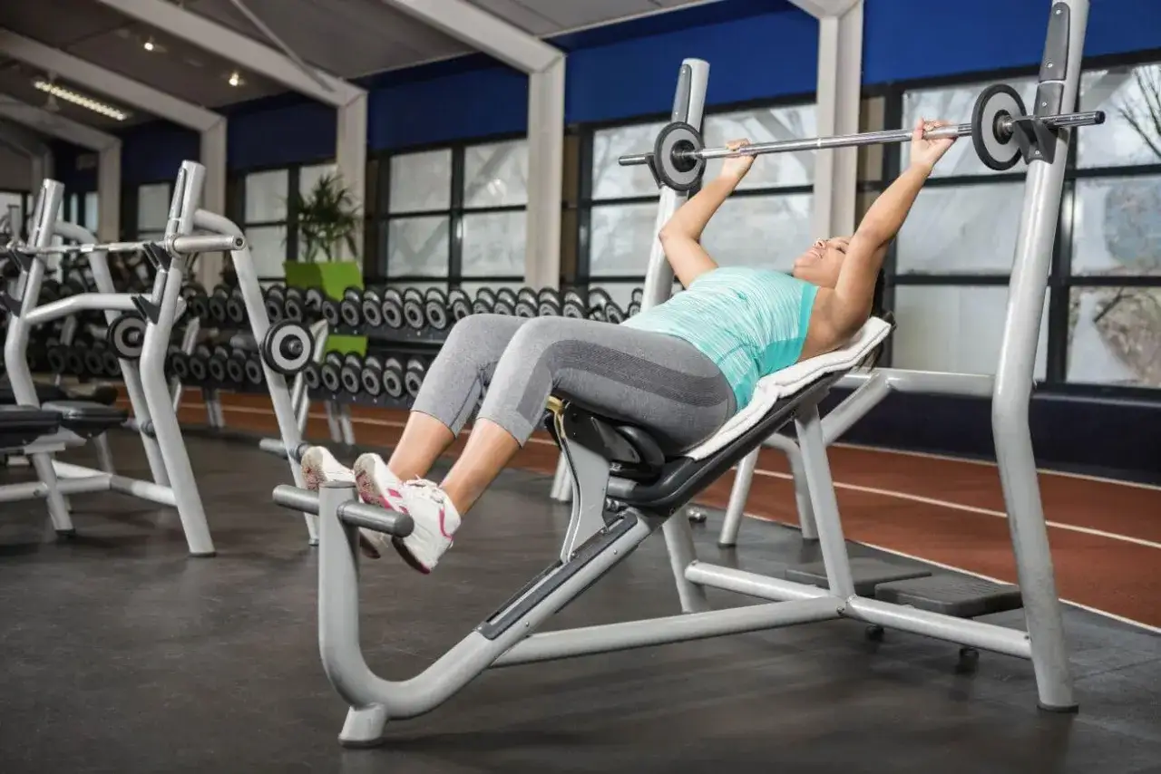 Jakie ćwiczenia na ławeczce skośnej pozwolą Ci uniknąć kontuzji?