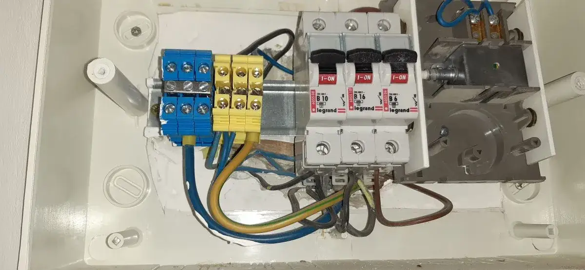 Jak podłączyć skrzynkę z bezpiecznikami bez ryzyka błędów elektrycznych