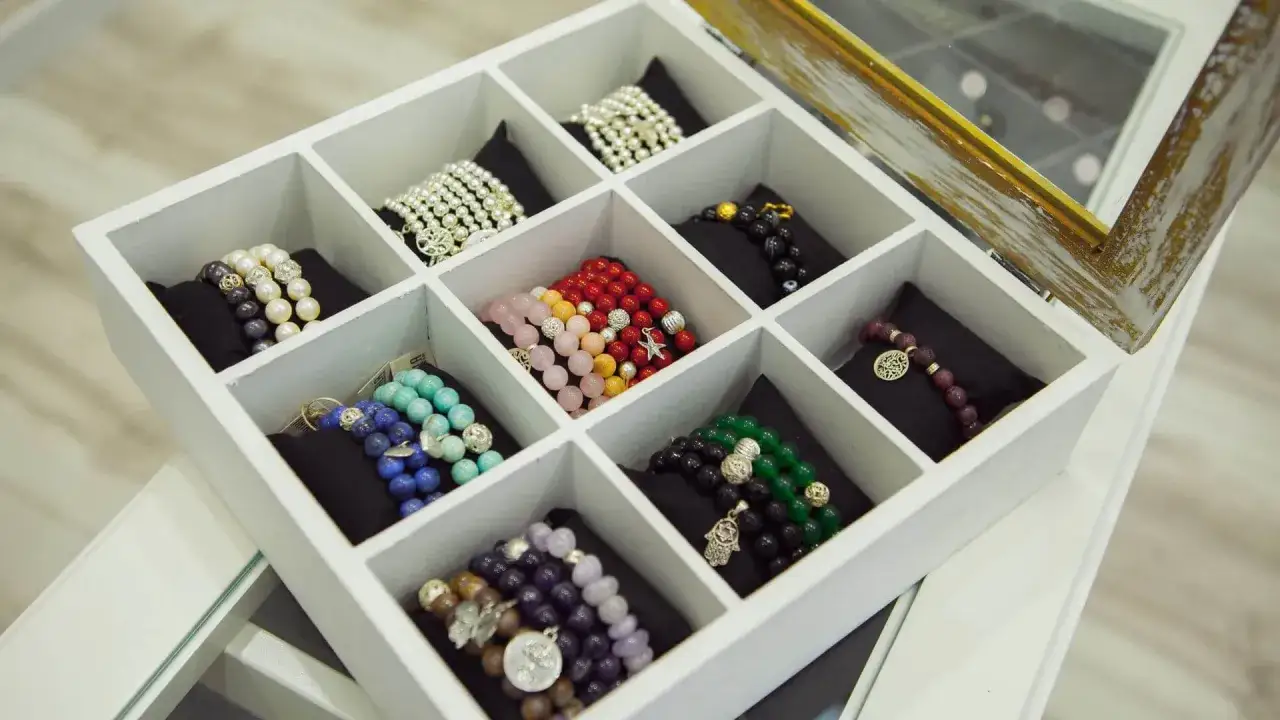 Jak przechowywać biżuterię skutecznie i uniknąć jej uszkodzeń