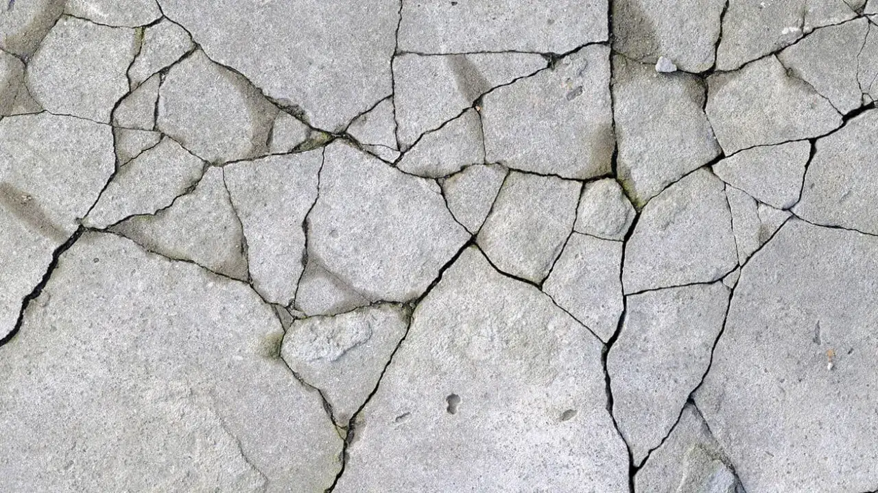 Jak skutecznie wyczyścić stary beton i przywrócić mu blask