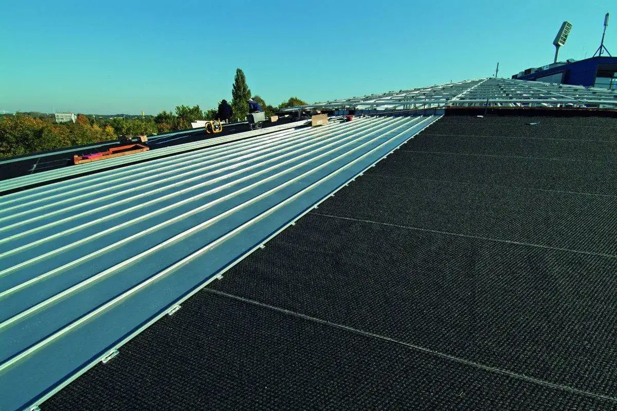 Mata na dach pod blachę: funkcje, rodzaje i korzyści stosowania