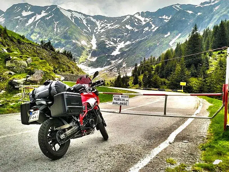 Podróż motocyklem po Rumunii: Pełne zestawienie kosztów 2025