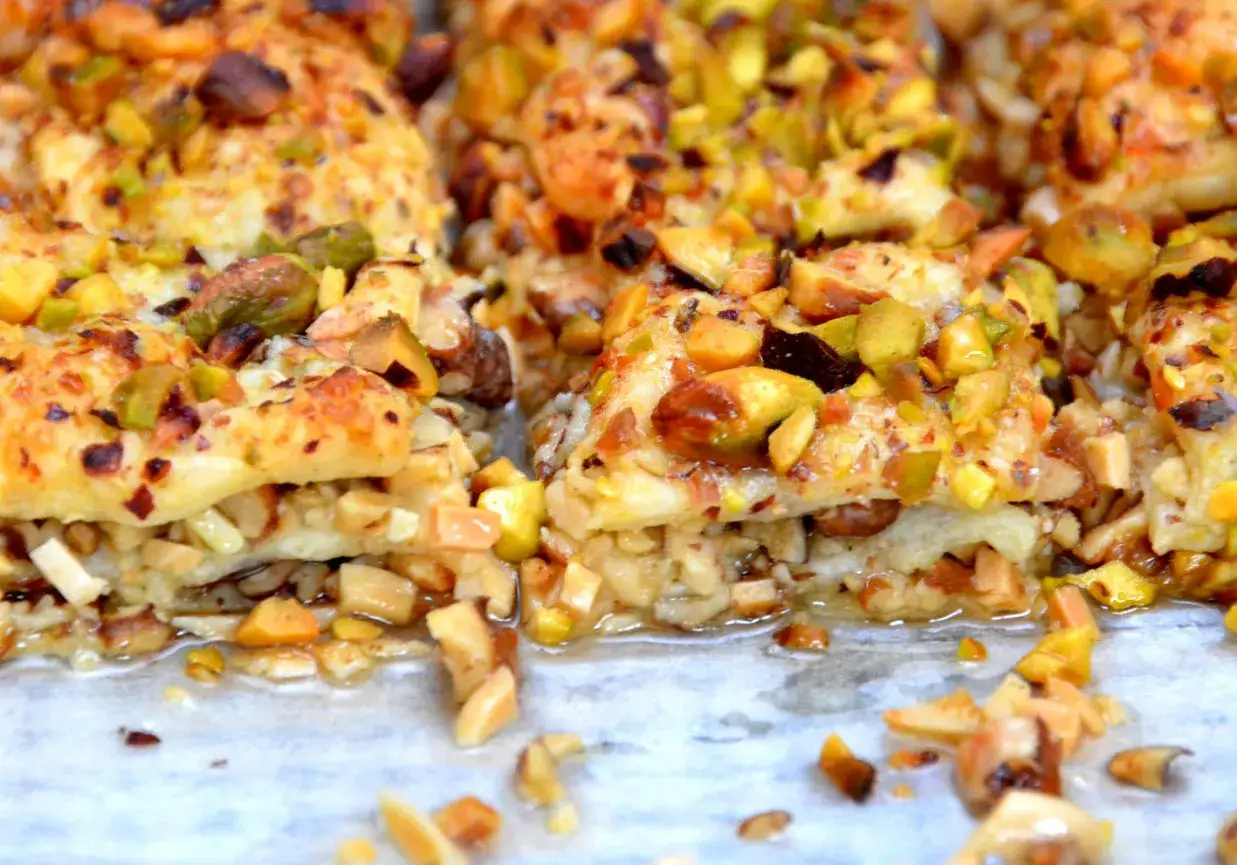 Pyszna baklava z ciasta francuskiego: prosty przepis na warstwowy deser marzeń
