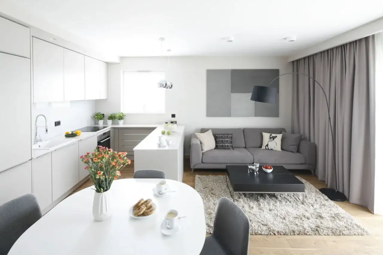 Jak urządzić salon z kuchnią 25m²? 7 porad dla małej przestrzeni