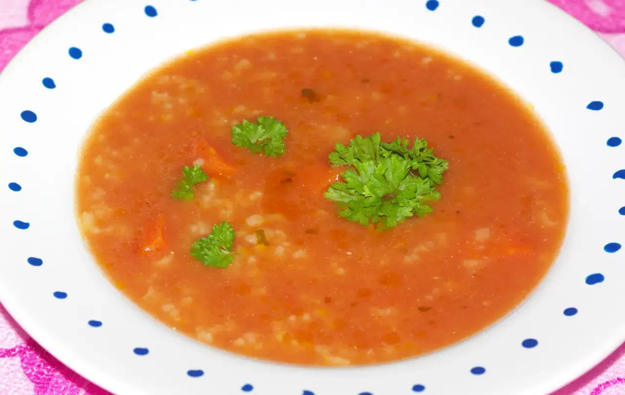 Jak zrobić zupę pomidorową z ryżem - prosty przepis na pyszny obiad