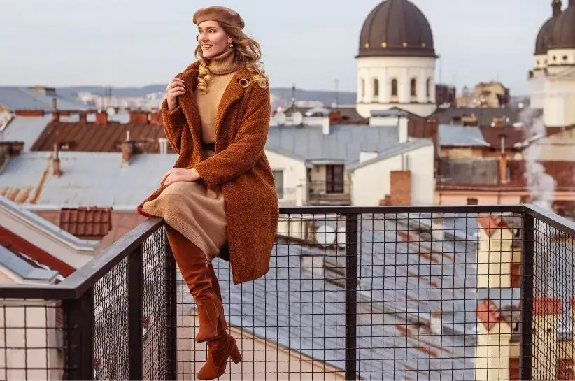 Stylizacje z camelowymi kozakami, które zachwycą każdego w modzie