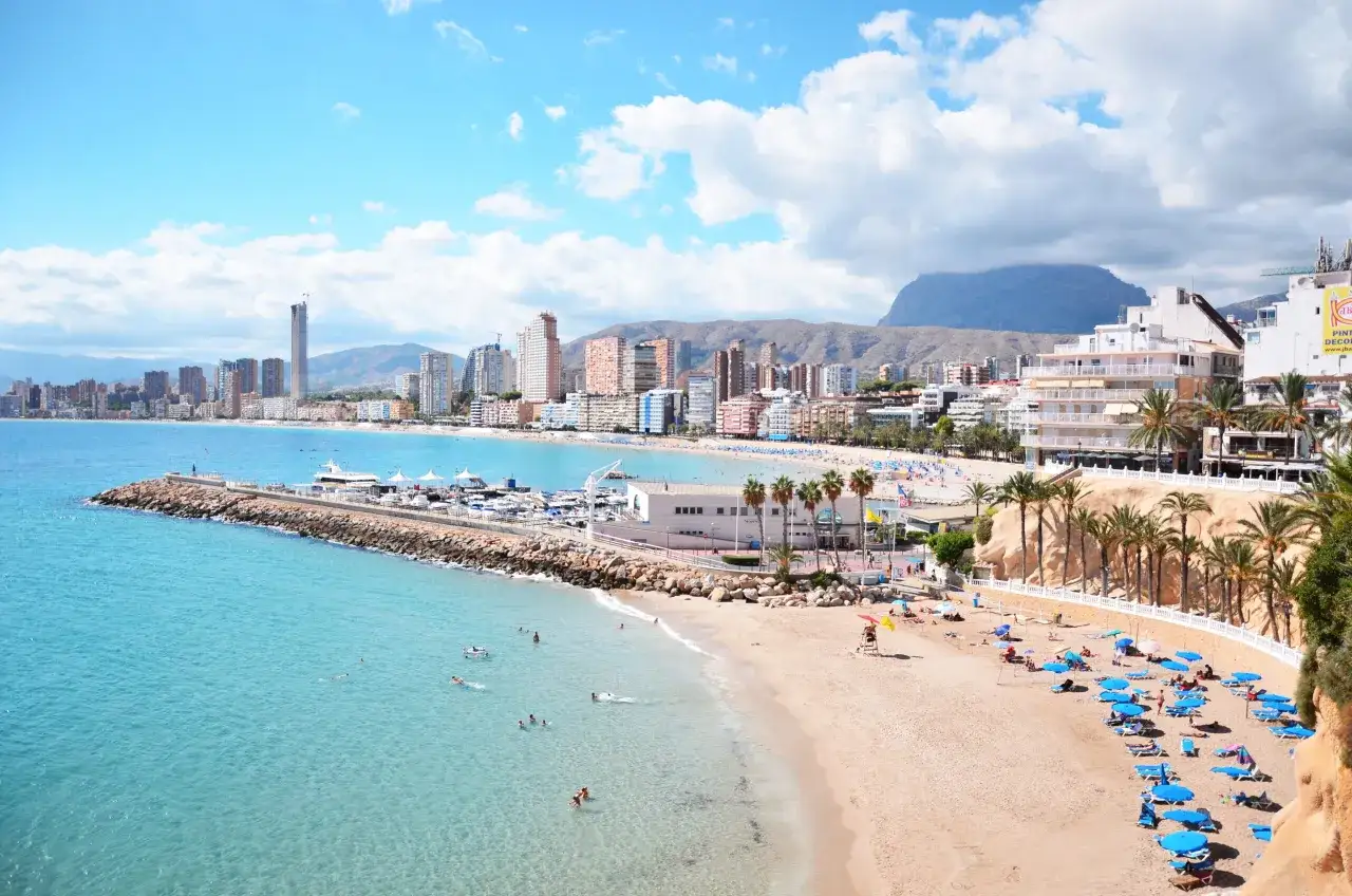 Najpopularniejsze plaże w Walencji: atrakcje i charakterystyka 2025