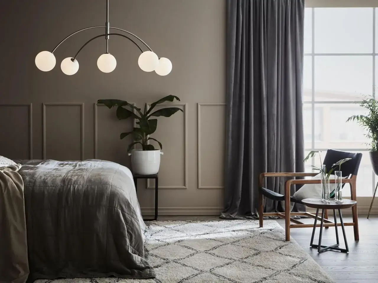 Jak wybrać idealny żyrandol do małej sypialni, który nie przytłoczy wnętrza?