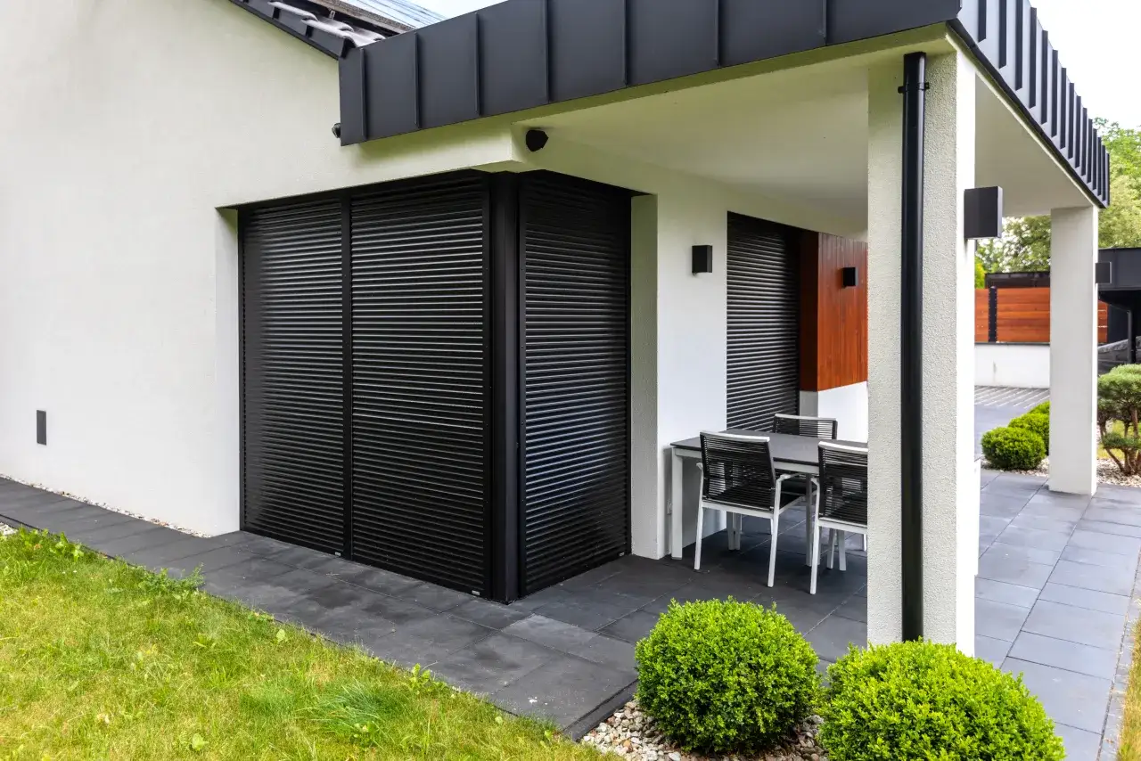 Rolety zewnętrzne – rodzaje i zalety