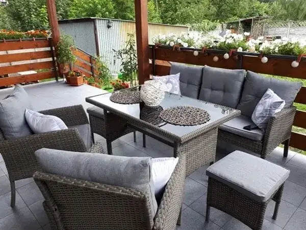 Jakie meble na taras wybrać, aby były trwałe i stylowe? Porady i inspiracje