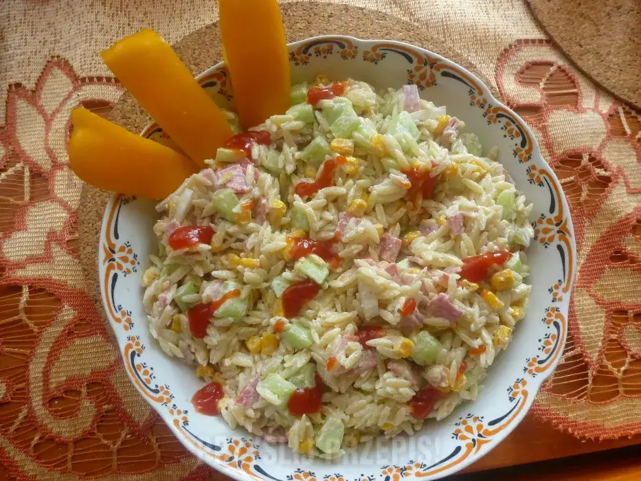 Pyszna sałatka na grilla z makaronem ryżowym, która zachwyci gości