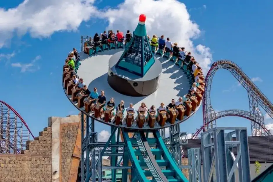 Energylandia ile osób dziennie odwiedza park? Statystyki i trendy.