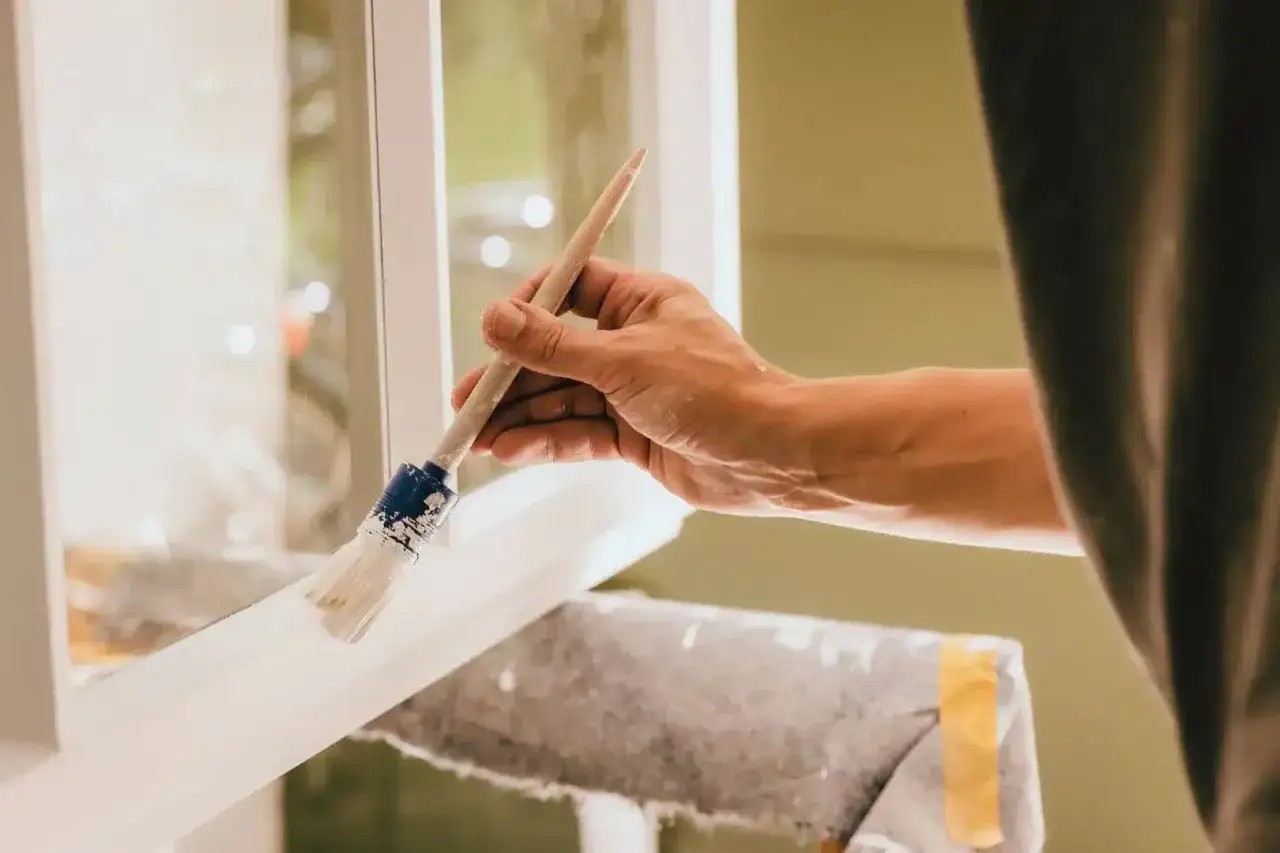 Malowanie ścian od okna czy do okna? Kluczowe techniki i zasady malowania