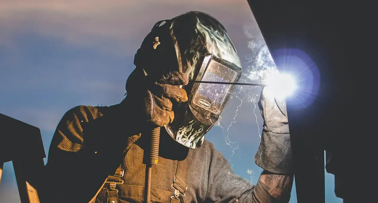 Co robi spawacz? Odkryj jego kluczowe zadania i umiejętności