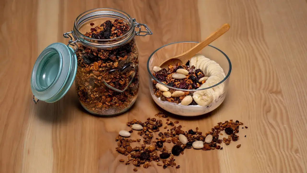 Jak zrobić granole fit - zdrowy przepis na pyszne i pożywne śniadanie