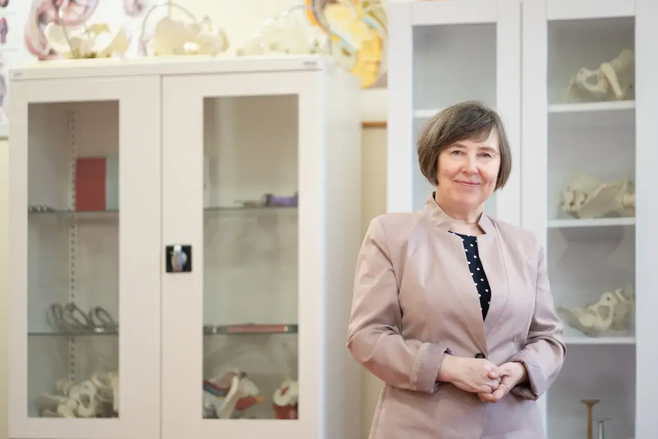 Czy położna to lekarz? Poznaj kluczowe różnice i fakty