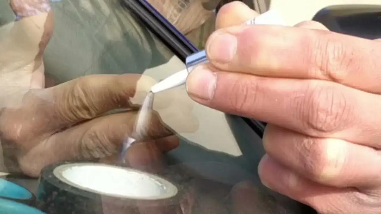 Jak skleić pękniętą szybę w samochodzie i uniknąć kosztownych napraw